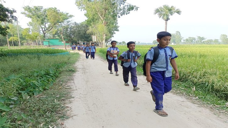 বর্ষাকালে চরম দুর্ভোগ শিক্ষার্থী-অভিভাবকদের